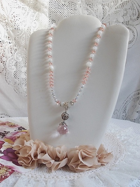 Pendentif Rose Iris&eacute; mont&eacute; avec des perles rondes aplaties en cristal, des perles de gemme : la pierre de lune, des coupelles d&ocirc;mes, une perle d&rsquo;espacement strass&eacute;e, perles lisses et filigran&eacute;es