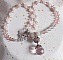 Pendentif Rose Iris&eacute; mont&eacute; avec des perles rondes aplaties en cristal, des perles de gemme : la pierre de lune, des coupelles d&ocirc;mes, une perle d&rsquo;espacement strass&eacute;e, perles lisses et filigran&eacute;es