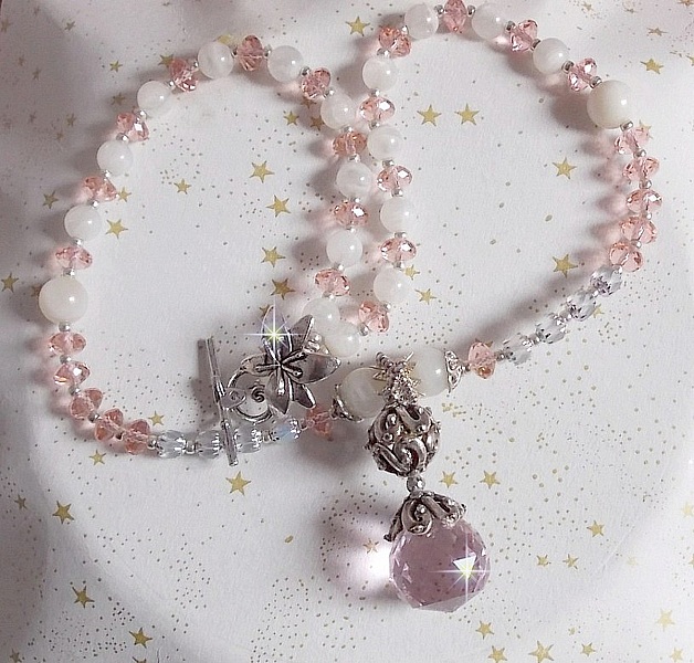 Pendentif Rose Iris&eacute; mont&eacute; avec des perles rondes aplaties en cristal, des perles de gemme : la pierre de lune, des coupelles d&ocirc;mes, une perle d&rsquo;espacement strass&eacute;e, perles lisses et filigran&eacute;es