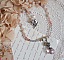 Pendentif Rose Iris&eacute; mont&eacute; avec des perles rondes aplaties en cristal, des perles de gemme : la pierre de lune, des coupelles d&ocirc;mes, une perle d&rsquo;espacement strass&eacute;e, perles lisses et filigran&eacute;es