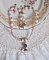 Pendentif Rose Iris&eacute; mont&eacute; avec des perles rondes aplaties en cristal, des perles de gemme : la pierre de lune, des coupelles d&ocirc;mes, une perle d&rsquo;espacement strass&eacute;e, perles lisses et filigran&eacute;es