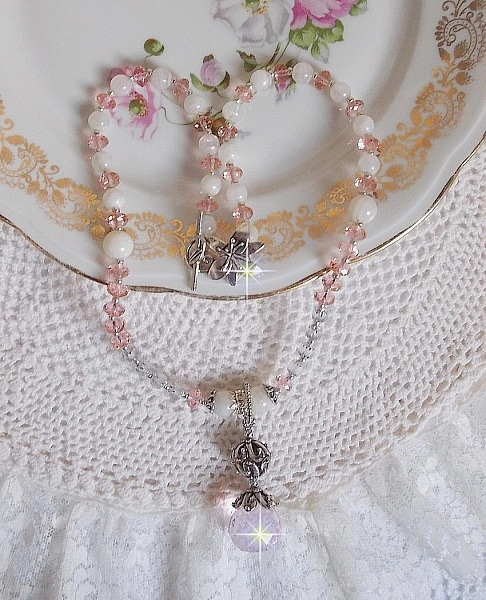 Pendentif Rose Iris&eacute; mont&eacute; avec des perles rondes aplaties en cristal, des perles de gemme : la pierre de lune, des coupelles d&ocirc;mes, une perle d&rsquo;espacement strass&eacute;e, perles lisses et filigran&eacute;es