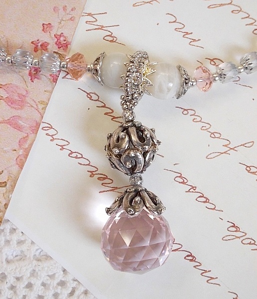 Pendentif Rose Iris&eacute; mont&eacute; avec des perles rondes aplaties en cristal, des perles de gemme : la pierre de lune, des coupelles d&ocirc;mes, une perle d&rsquo;espacement strass&eacute;e, perles lisses et filigran&eacute;es