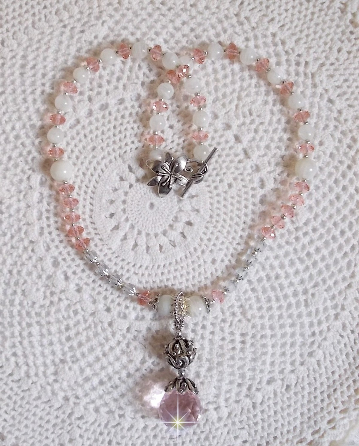 Pendentif Rose Iris&eacute; mont&eacute; avec des perles rondes aplaties en cristal, des perles de gemme : la pierre de lune, des coupelles d&ocirc;mes, une perle d&rsquo;espacement strass&eacute;e, perles lisses et filigran&eacute;es
