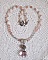 Pendentif Rose Iris&eacute; mont&eacute; avec des perles rondes aplaties en cristal, des perles de gemme : la pierre de lune, des coupelles d&ocirc;mes, une perle d&rsquo;espacement strass&eacute;e, perles lisses et filigran&eacute;es