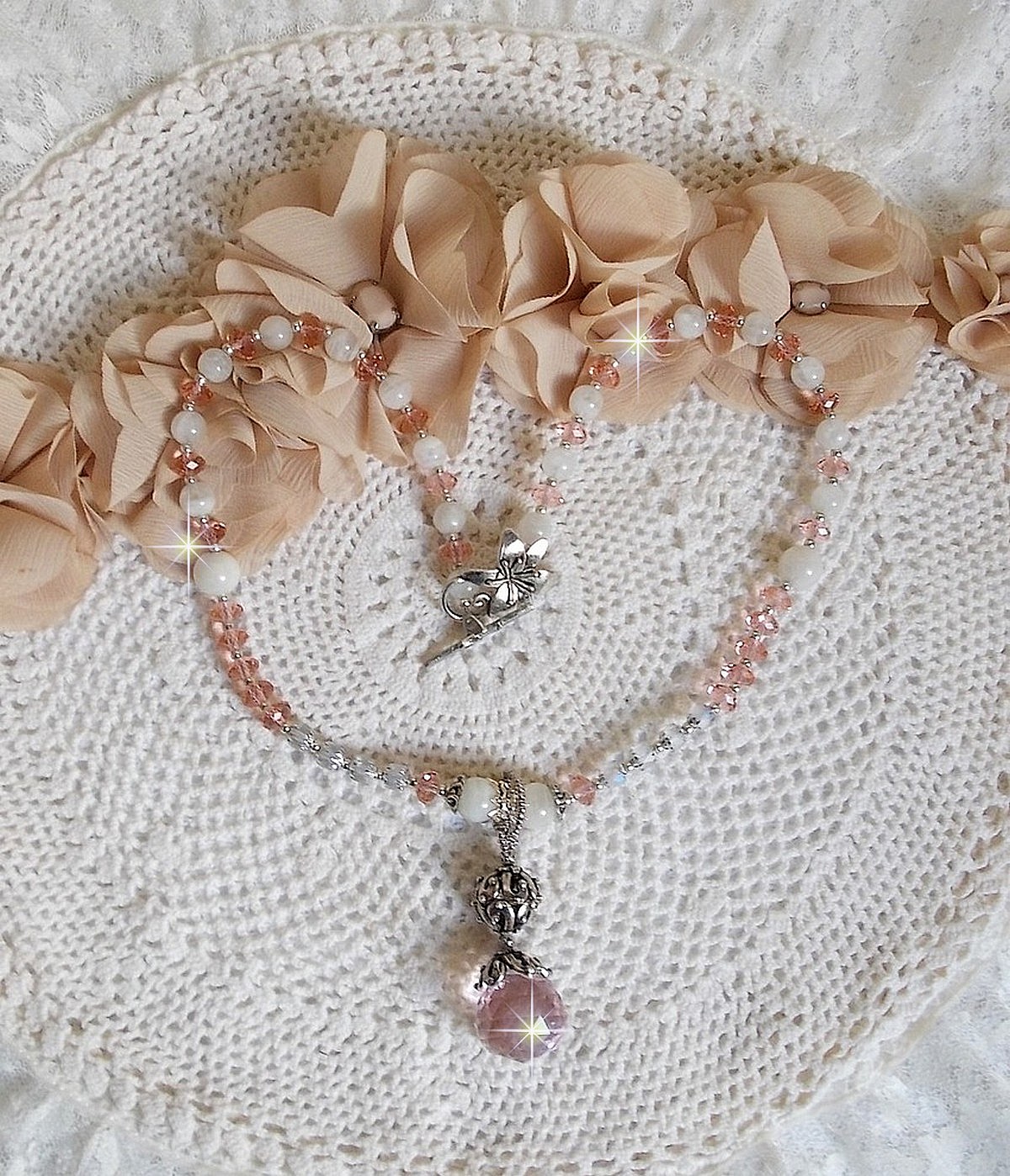 Pendentif Rose Iris&eacute; mont&eacute; avec des perles rondes aplaties en cristal, des perles de gemme : la pierre de lune, des coupelles d&ocirc;mes, une perle d&rsquo;espacement strass&eacute;e, perles lisses et filigran&eacute;es