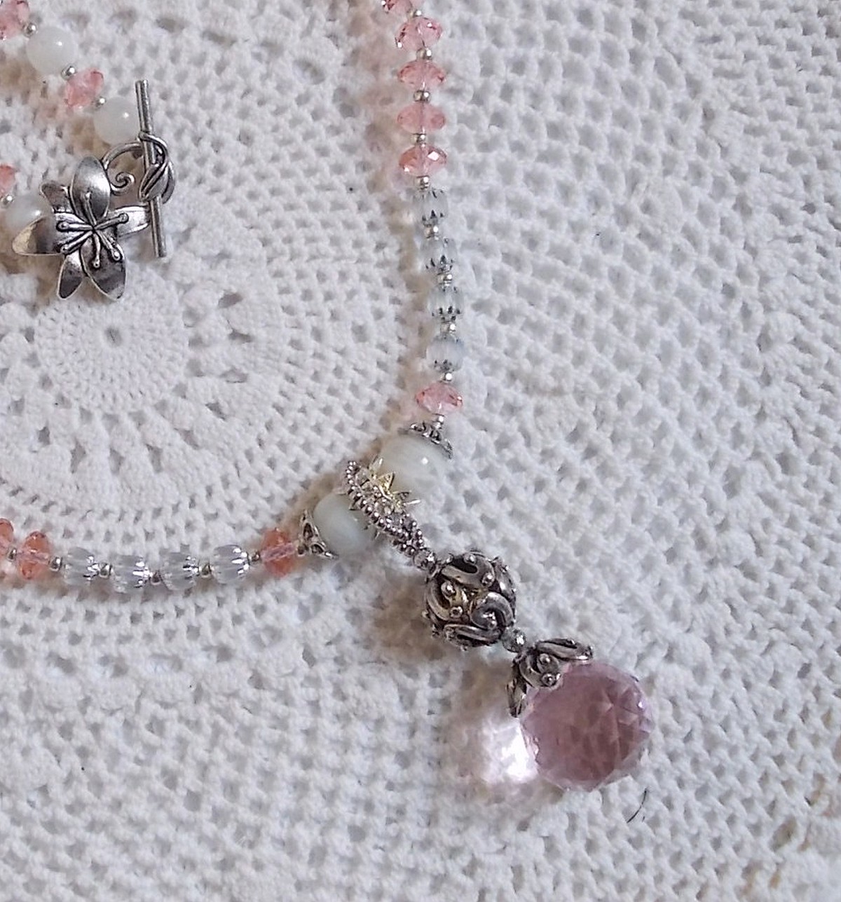 Pendentif Rose Iris&eacute; mont&eacute; avec des perles rondes aplaties en cristal, des perles de gemme : la pierre de lune, des coupelles d&ocirc;mes, une perle d&rsquo;espacement strass&eacute;e, perles lisses et filigran&eacute;es