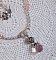 Pendentif Rose Iris&eacute; mont&eacute; avec des perles rondes aplaties en cristal, des perles de gemme : la pierre de lune, des coupelles d&ocirc;mes, une perle d&rsquo;espacement strass&eacute;e, perles lisses et filigran&eacute;es
