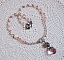 Pendentif Rose Iris&eacute; mont&eacute; avec des perles rondes aplaties en cristal, des perles de gemme : la pierre de lune, des coupelles d&ocirc;mes, une perle d&rsquo;espacement strass&eacute;e, perles lisses et filigran&eacute;es
