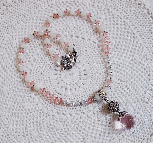 Pendentif Rose Iris&eacute; mont&eacute; avec des perles rondes aplaties en cristal, des perles de gemme : la pierre de lune, des coupelles d&ocirc;mes, une perle d&rsquo;espacement strass&eacute;e, perles lisses et filigran&eacute;es