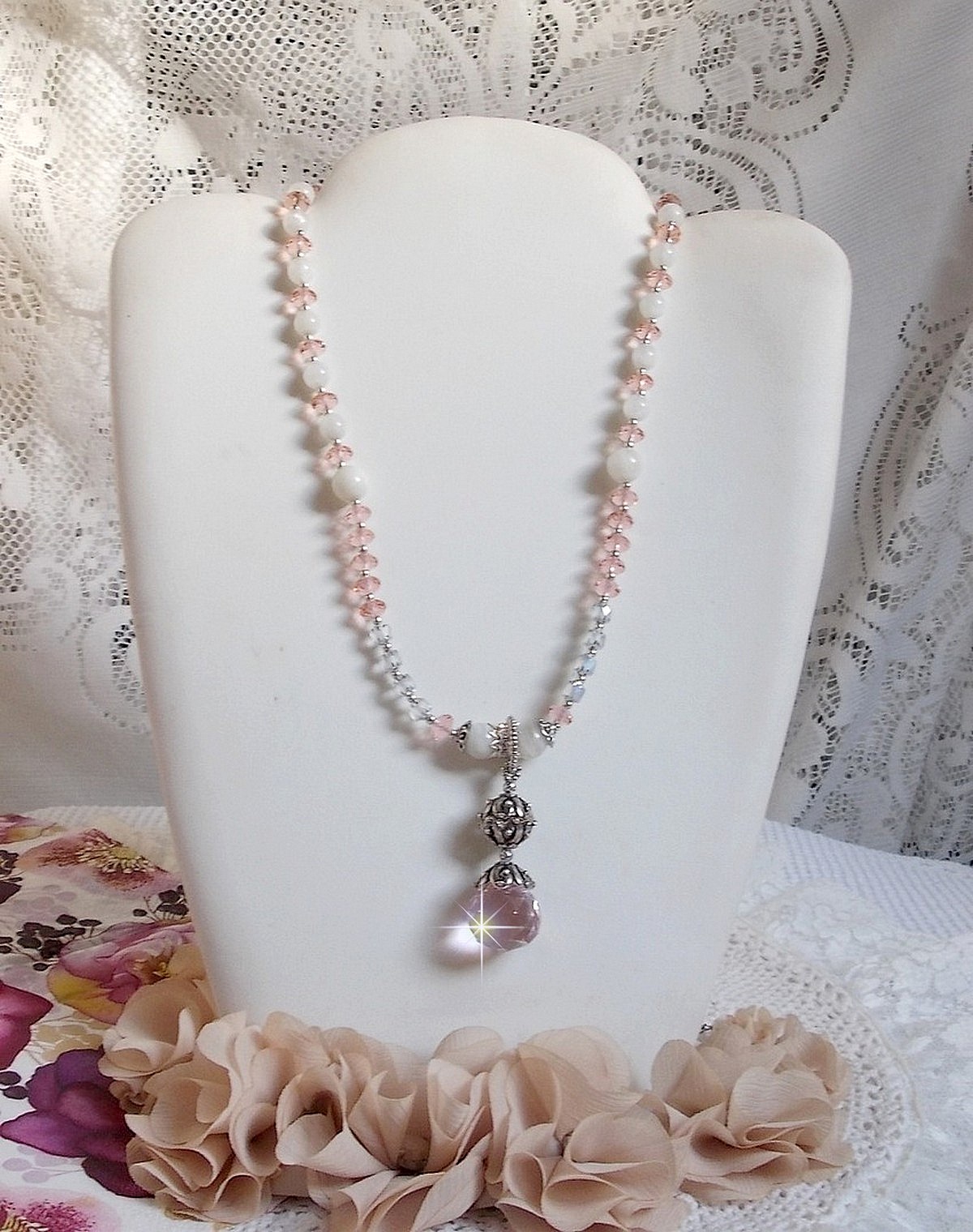 Pendentif Rose Iris&eacute; mont&eacute; avec des perles rondes aplaties en cristal, des perles de gemme : la pierre de lune, des coupelles d&ocirc;mes, une perle d&rsquo;espacement strass&eacute;e, perles lisses et filigran&eacute;es