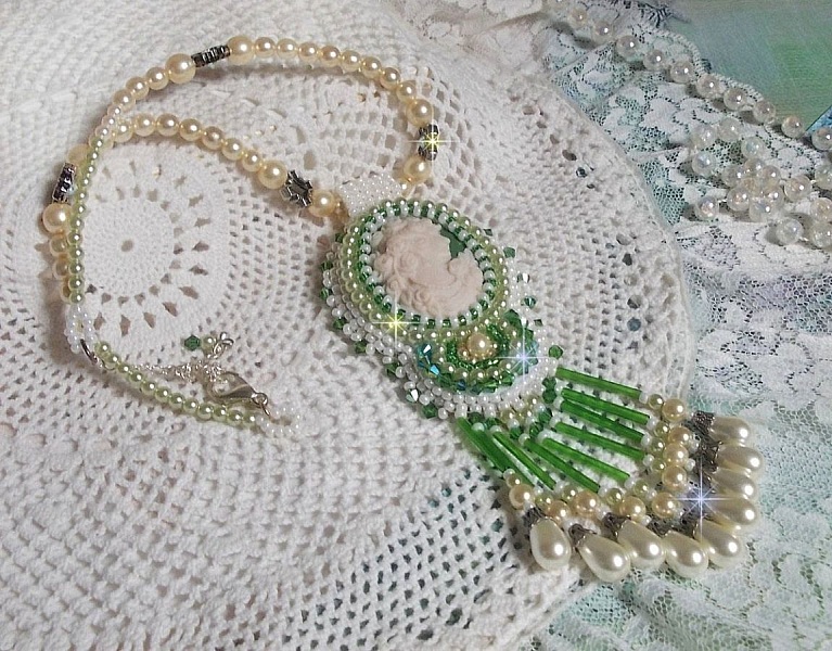 Pendentif S&eacute;duction Charme brod&eacute; avec un cabochon en r&eacute;sine d'une femme avec des roses, des Cristaux de Swarovski et des perles diverses