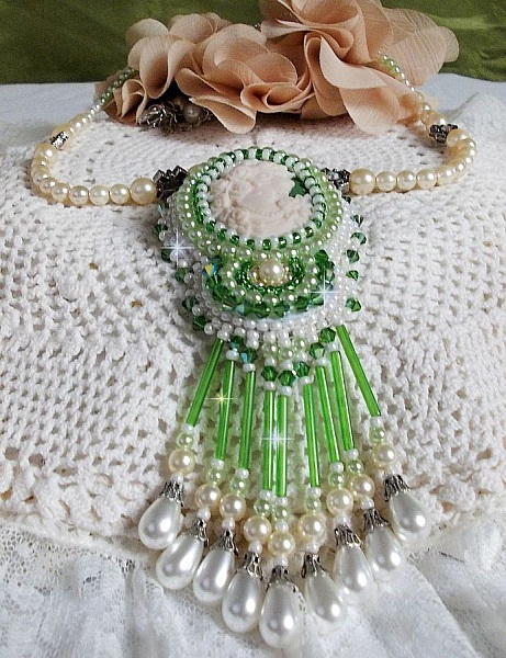 Pendentif S&eacute;duction Charme brod&eacute; avec un cabochon en r&eacute;sine d'une femme avec des roses, des Cristaux de Swarovski et des perles diverses