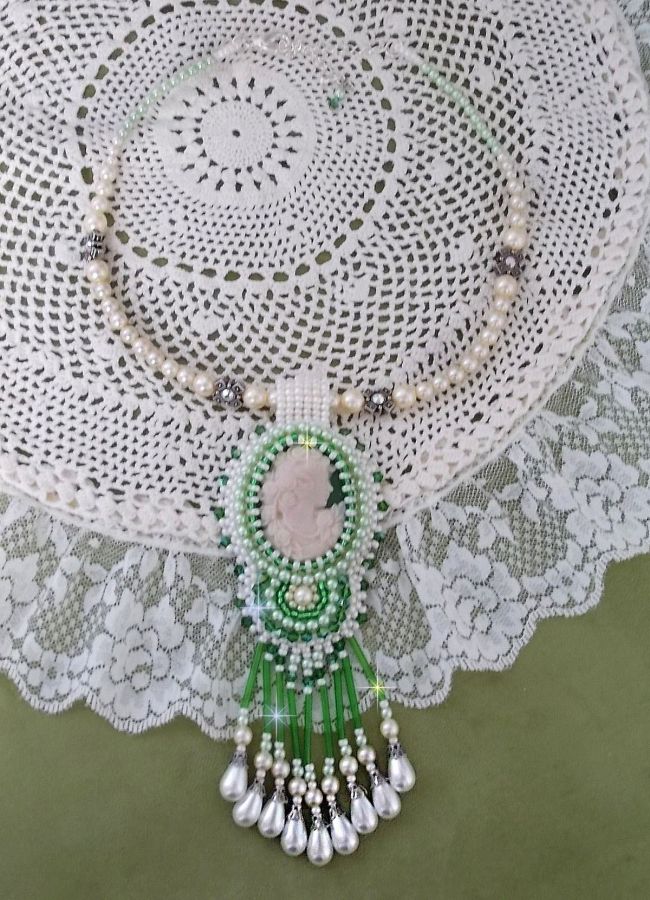 Pendentif S&eacute;duction Charme brod&eacute; avec un cabochon en r&eacute;sine d'une femme avec des roses, des Cristaux de Swarovski et des perles diverses