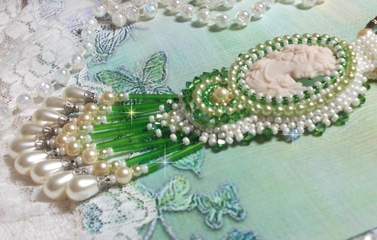 Pendentif S&eacute;duction Charme brod&eacute; avec un cabochon en r&eacute;sine d'une femme avec des roses, des Cristaux de Swarovski et des perles diverses