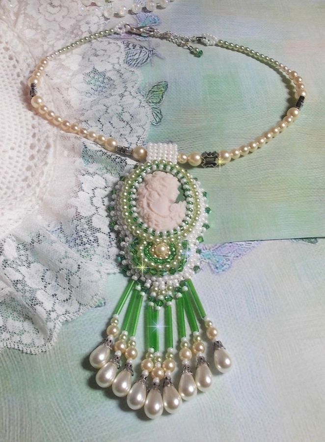 Pendentif S&eacute;duction Charme brod&eacute; avec un cabochon en r&eacute;sine d'une femme avec des roses, des Cristaux de Swarovski et des perles diverses