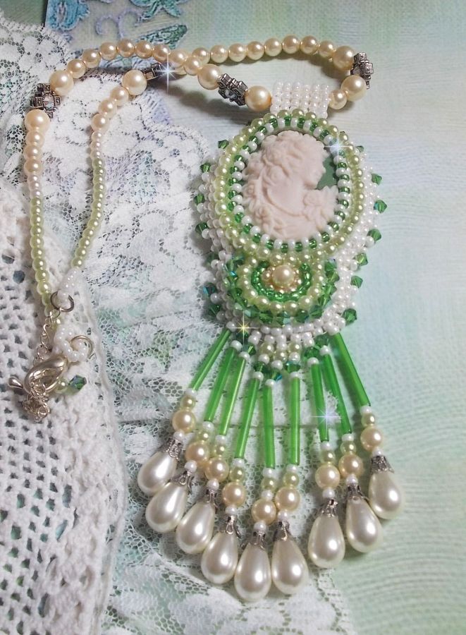 Pendentif S&eacute;duction Charme brod&eacute; avec un cabochon en r&eacute;sine d'une femme avec des roses, des Cristaux de Swarovski et des perles diverses