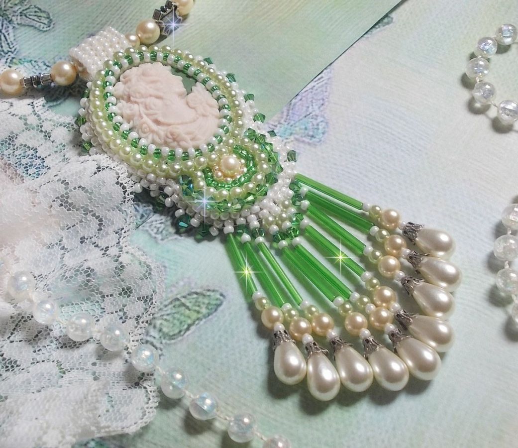 Pendentif S&eacute;duction Charme brod&eacute; avec un cabochon en r&eacute;sine d'une femme avec des roses, des Cristaux de Swarovski et des perles diverses