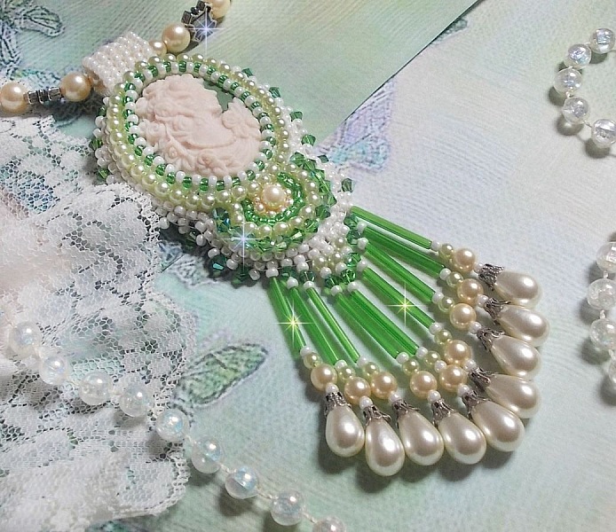 Pendentif S&eacute;duction Charme brod&eacute; avec un cabochon en r&eacute;sine d'une femme avec des roses, des Cristaux de Swarovski et des perles diverses