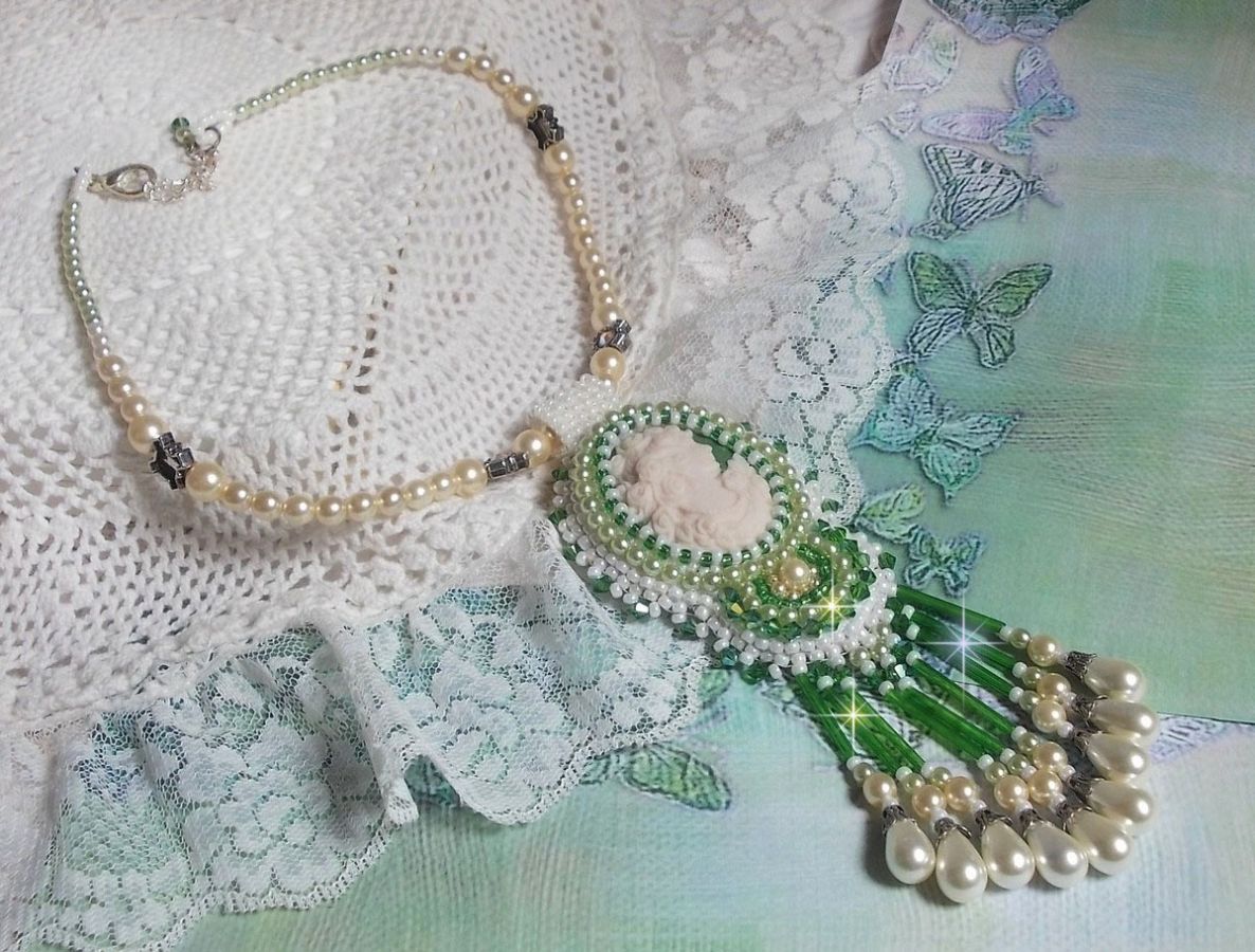 Pendentif S&eacute;duction Charme brod&eacute; avec un cabochon en r&eacute;sine d'une femme avec des roses, des Cristaux de Swarovski et des perles diverses