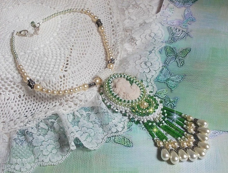 Pendentif S&eacute;duction Charme brod&eacute; avec un cabochon en r&eacute;sine d'une femme avec des roses, des Cristaux de Swarovski et des perles diverses