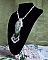 Pendentif S&eacute;duction Charme brod&eacute; avec un cabochon en r&eacute;sine d'une femme avec des roses, des Cristaux de Swarovski et des perles diverses