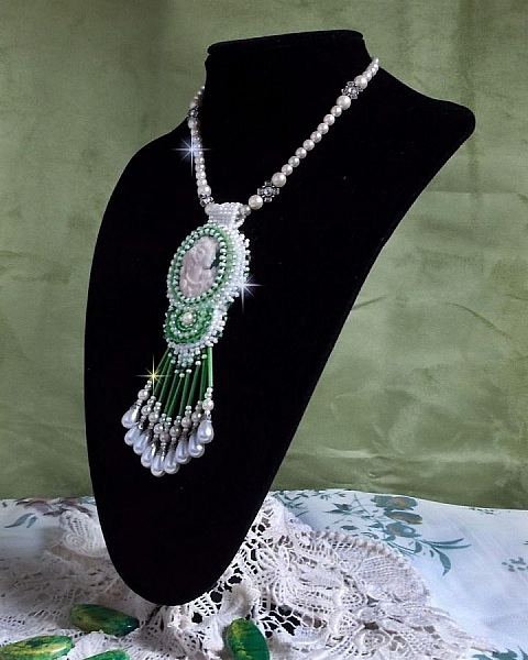 Pendentif S&eacute;duction Charme brod&eacute; avec un cabochon en r&eacute;sine d'une femme avec des roses, des Cristaux de Swarovski et des perles diverses