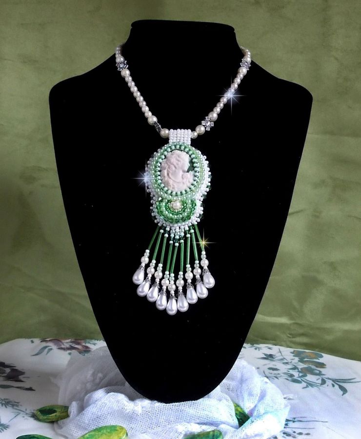 Pendentif S&eacute;duction Charme brod&eacute; avec un cabochon en r&eacute;sine d'une femme avec des roses, des Cristaux de Swarovski et des perles diverses