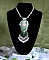Pendentif S&eacute;duction Charme brod&eacute; avec un cabochon en r&eacute;sine d'une femme avec des roses, des Cristaux de Swarovski et des perles diverses