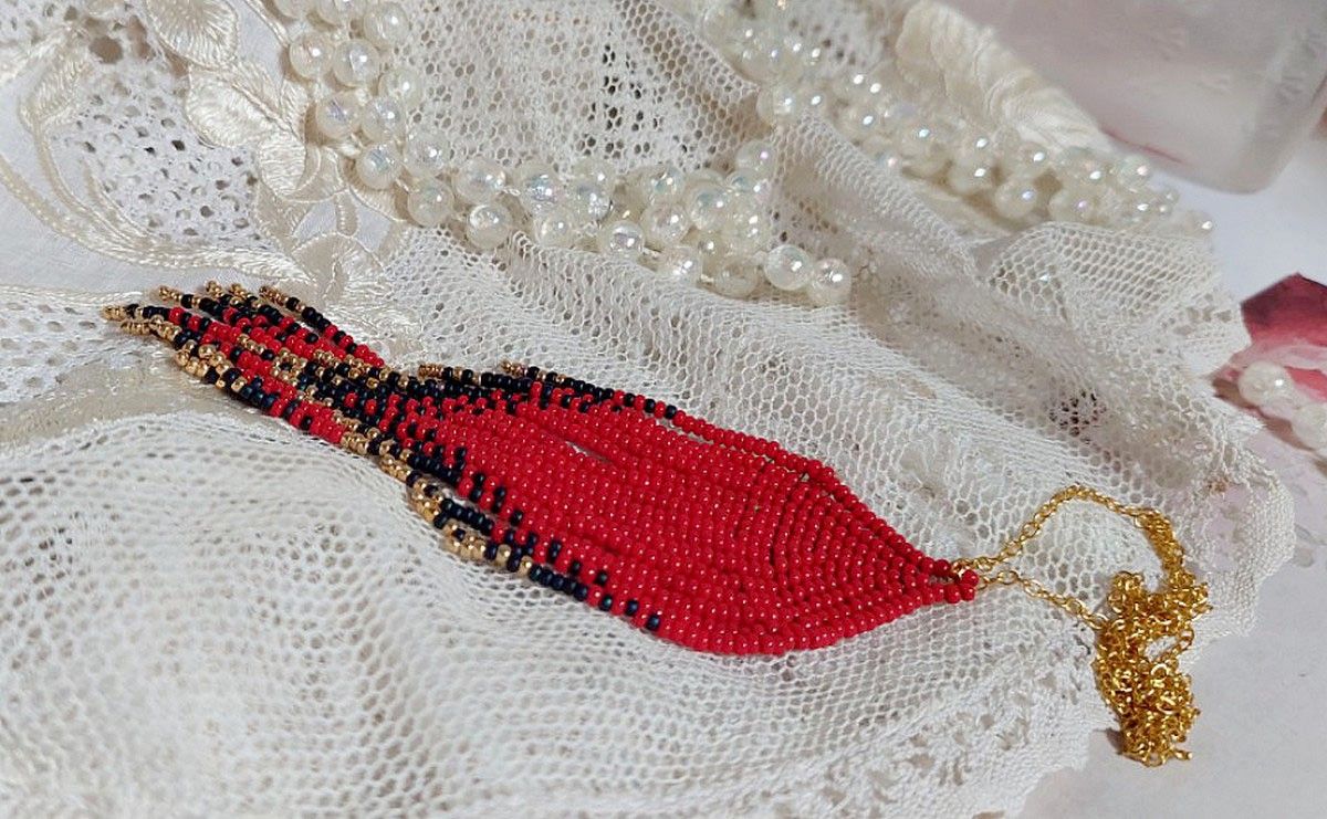 Pendentif Tourbillons de Rouge avec des rocailles aux trois couleurs : Rouge, Bleu Iris et Dor&eacute; pour les pampilles. Le tout est mont&eacute; sur une cha&icirc;ne et un mousqueton en Plaqu&eacute; Or