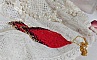 Pendentif Tourbillons de Rouge avec des rocailles aux trois couleurs : Rouge, Bleu Iris et Dor&eacute; pour les pampilles. Le tout est mont&eacute; sur une cha&icirc;ne et un mousqueton en Plaqu&eacute; Or
