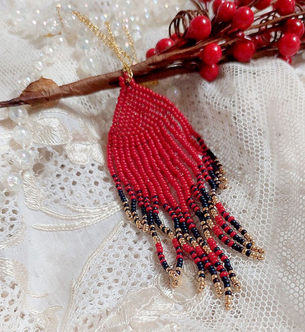 Pendentif Tourbillons de Rouge avec des rocailles aux trois couleurs : Rouge, Bleu Iris et Dor&eacute; pour les pampilles. Le tout est mont&eacute; sur une cha&icirc;ne et un mousqueton en Plaqu&eacute; Or
