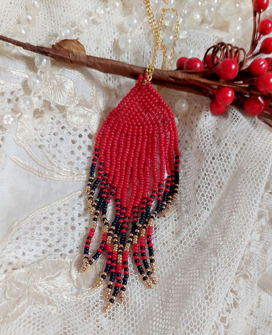 Pendentif Tourbillons de Rouge avec des rocailles aux trois couleurs : Rouge, Bleu Iris et Dor&eacute; pour les pampilles. Le tout est mont&eacute; sur une cha&icirc;ne et un mousqueton en Plaqu&eacute; Or