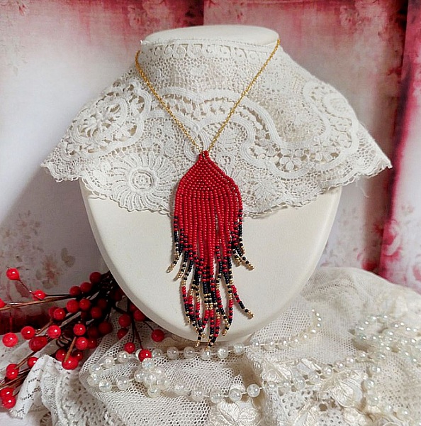 Pendentif Tourbillons de Rouge avec des rocailles aux trois couleurs : Rouge, Bleu Iris et Dor&eacute; pour les pampilles. Le tout est mont&eacute; sur une cha&icirc;ne et un mousqueton en Plaqu&eacute; Or