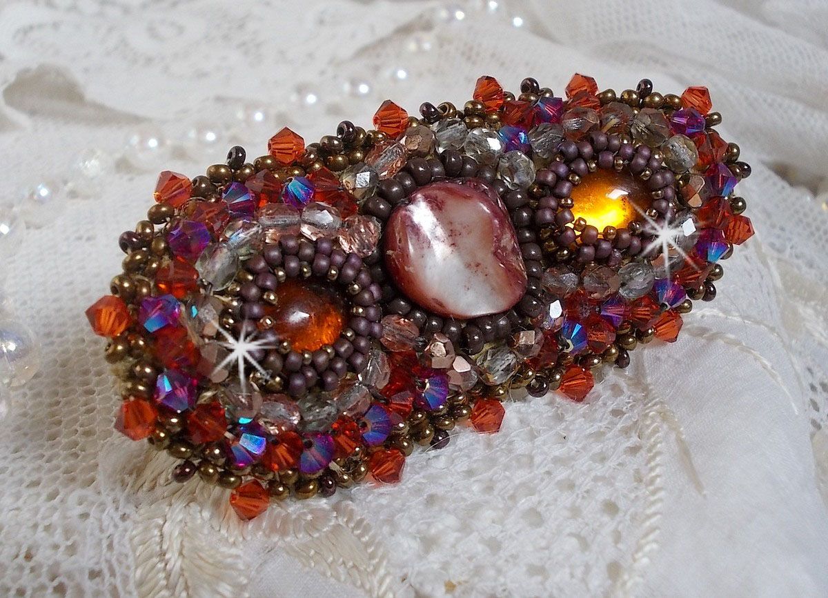 Pince &agrave; cheveux Topaz brod&eacute;e avec un cabochon en nacre Acajou, des Cristaux de Swarovski et des rocailles