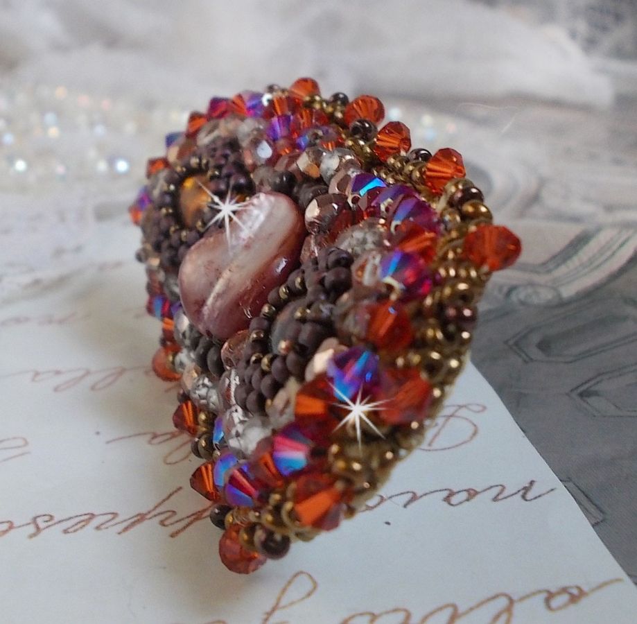 Pince &agrave; cheveux Topaz brod&eacute;e avec un cabochon en nacre Acajou, des Cristaux de Swarovski et des rocailles