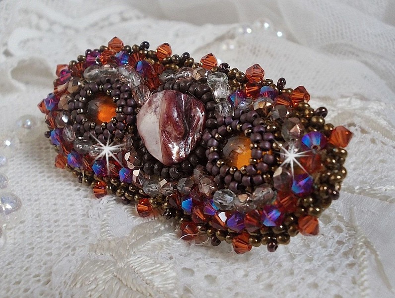 Pince &agrave; cheveux Topaz brod&eacute;e avec un cabochon en nacre Acajou, des Cristaux de Swarovski et des rocailles