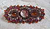 Pince &agrave; cheveux Topaz brod&eacute;e avec un cabochon en nacre Acajou, des Cristaux de Swarovski et des rocailles