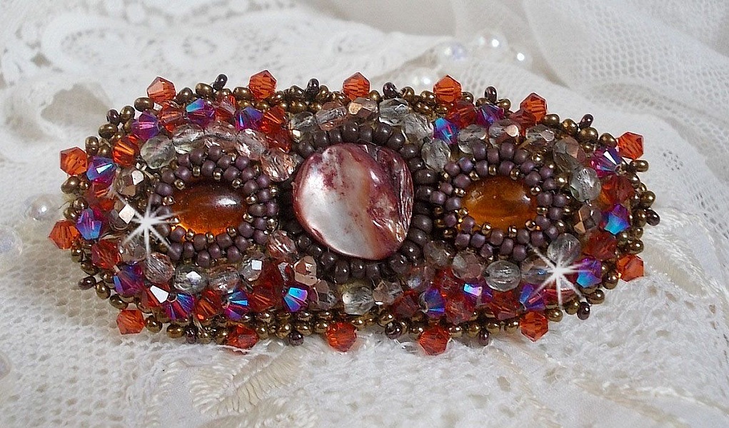 Pince &agrave; cheveux Topaz brod&eacute;e avec un cabochon en nacre Acajou, des Cristaux de Swarovski et des rocailles
