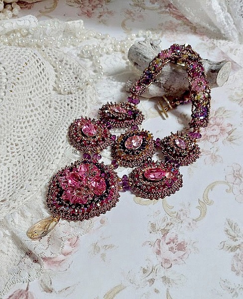 Plastron Crystal Majestic Haute Couture brod&eacute; avec des perles cristal Swarovski, perles verre de boh&egrave;me et rocailles 