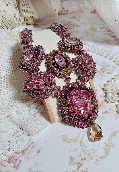 Plastron Crystal Majestic Haute Couture brod&eacute; avec des perles cristal Swarovski, perles verre de boh&egrave;me et rocailles 