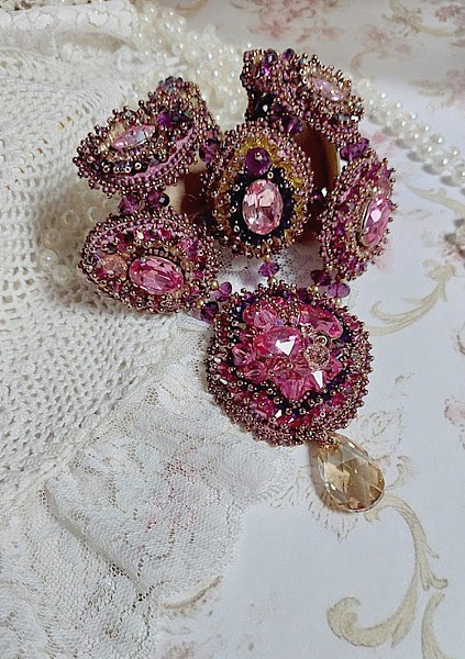 Plastron Crystal Majestic Haute Couture brod&eacute; avec des perles cristal Swarovski, perles verre de boh&egrave;me et rocailles 