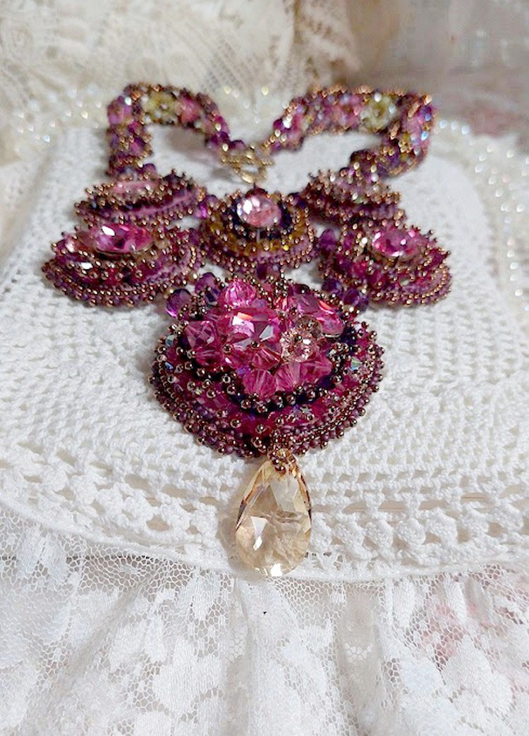 Plastron Crystal Majestic Haute Couture brod&eacute; avec des perles cristal Swarovski, perles verre de boh&egrave;me et rocailles 