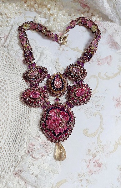 Plastron Crystal Majestic Haute Couture brod&eacute; avec des perles cristal Swarovski, perles verre de boh&egrave;me et rocailles 
