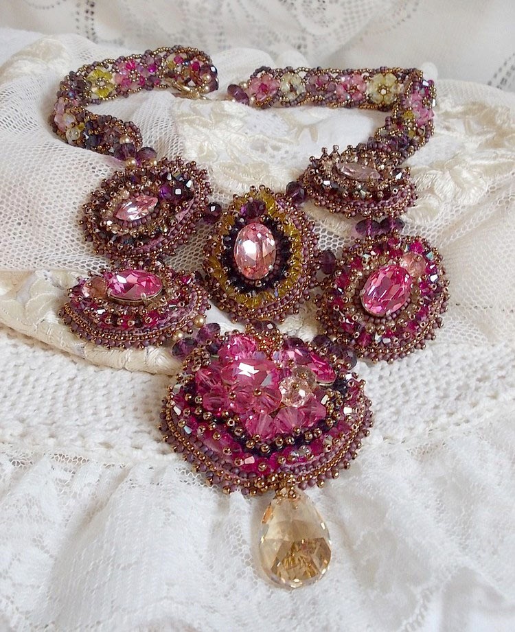 Plastron Crystal Majestic Haute Couture brod&eacute; avec des perles cristal Swarovski, perles verre de boh&egrave;me et rocailles 