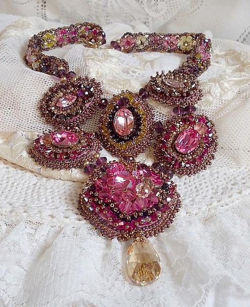 Plastron Crystal Majestic Haute Couture brod&eacute; avec des perles cristal Swarovski, perles verre de boh&egrave;me et rocailles 