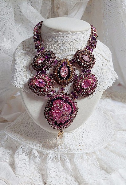 Plastron Crystal Majestic Haute Couture brod&eacute; avec des perles cristal Swarovski, perles verre de boh&egrave;me et rocailles 