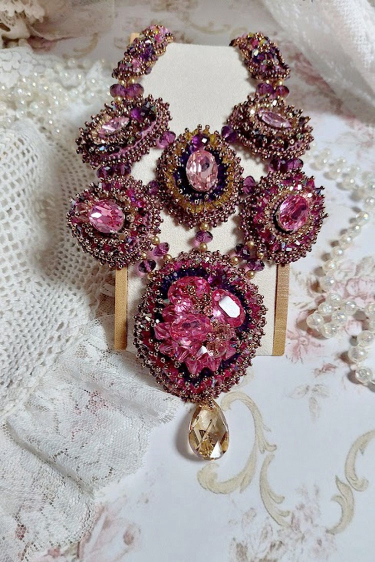 Plastron Crystal Majestic Haute Couture brod&eacute; avec des perles cristal Swarovski, perles verre de boh&egrave;me et rocailles 