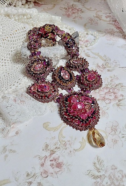 Plastron Crystal Majestic Haute Couture brod&eacute; avec des perles cristal Swarovski, perles verre de boh&egrave;me et rocailles 