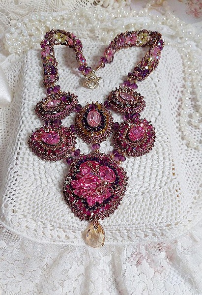 Plastron Crystal Majestic Haute Couture brod&eacute; avec des perles cristal Swarovski, perles verre de boh&egrave;me et rocailles 
